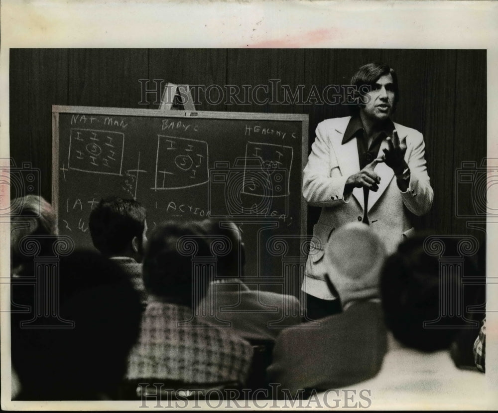 Press Photo Unknown Teacher & Audience - nef45883