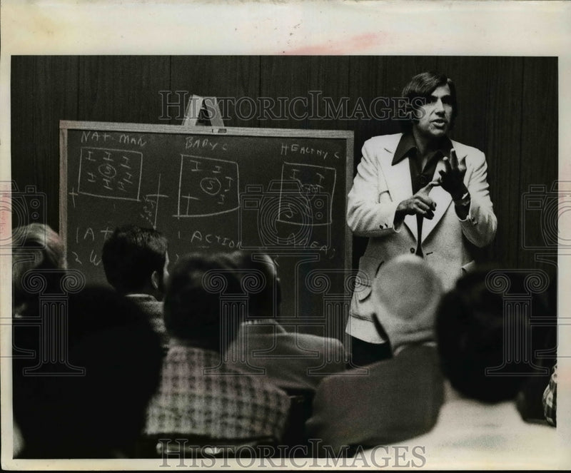 Load image into Gallery viewer, Press Photo Unknown Teacher &amp; Audience - nef45883
