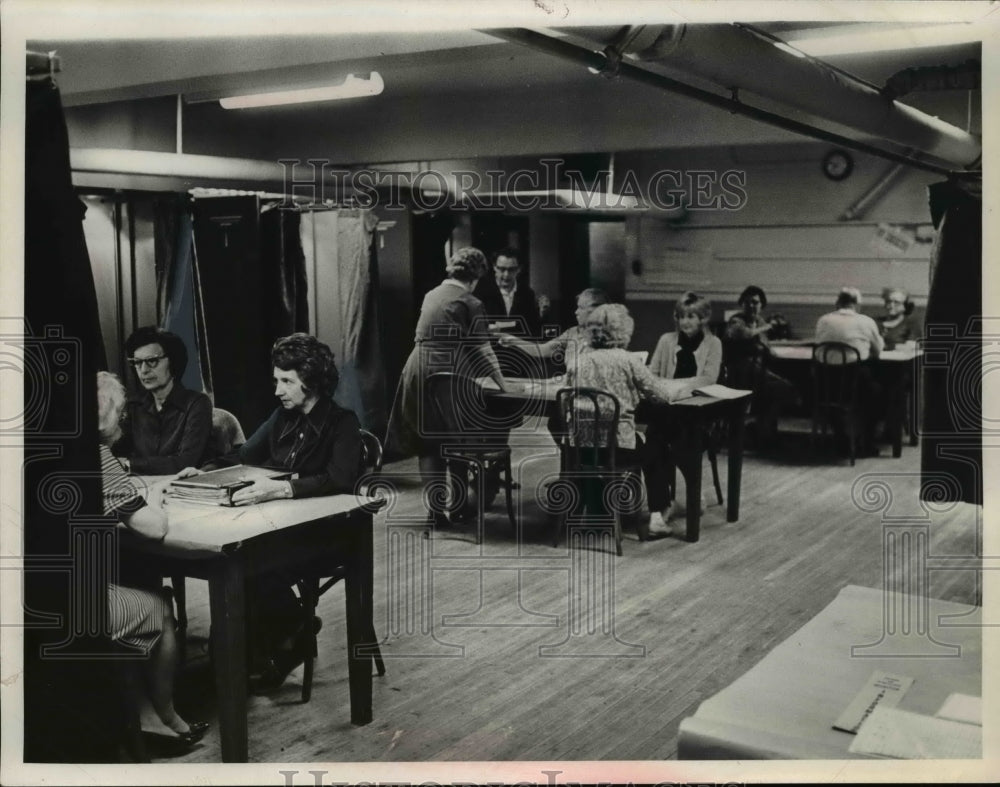 Press Photo Voters at Memorial School Precinct G - nef45884