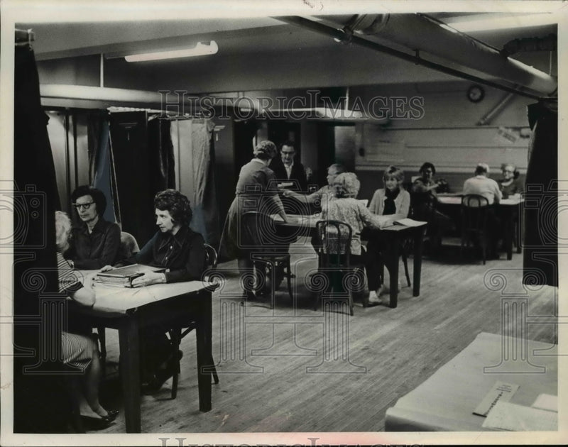 Load image into Gallery viewer, Press Photo Voters at Memorial School Precinct G - nef45884
