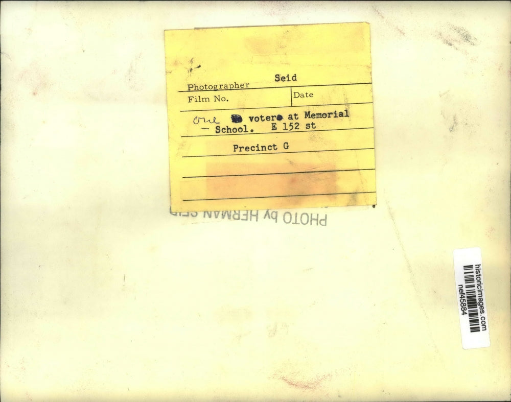 Press Photo Voters at Memorial School Precinct G - nef45884