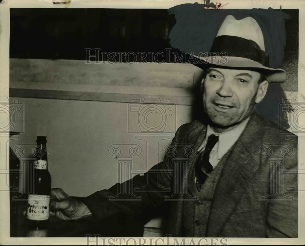 1940 Press Photo Roy Selwin Buckles Quiis His $10.00 Per Week Job Washing Dishes
