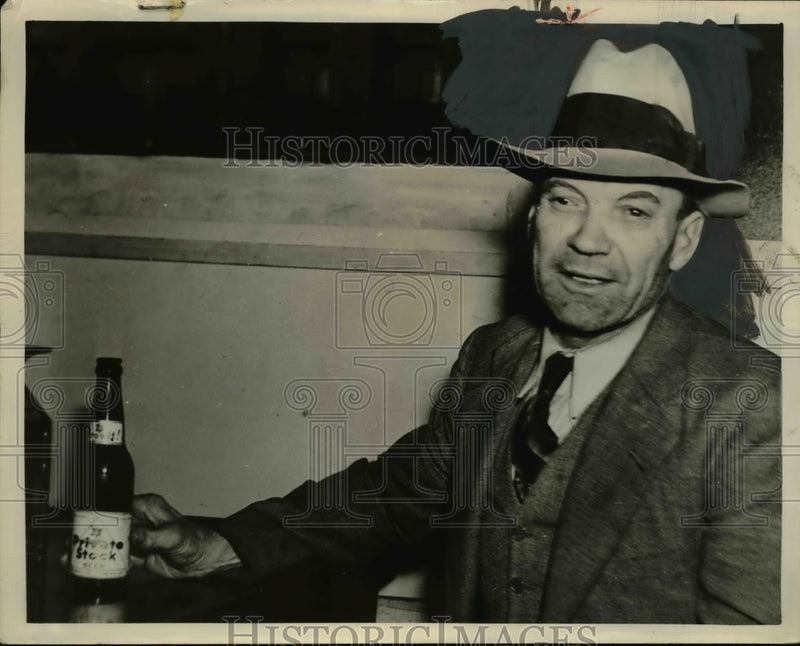Load image into Gallery viewer, 1940 Press Photo Roy Selwin Buckles Quiis His $10.00 Per Week Job Washing Dishes
