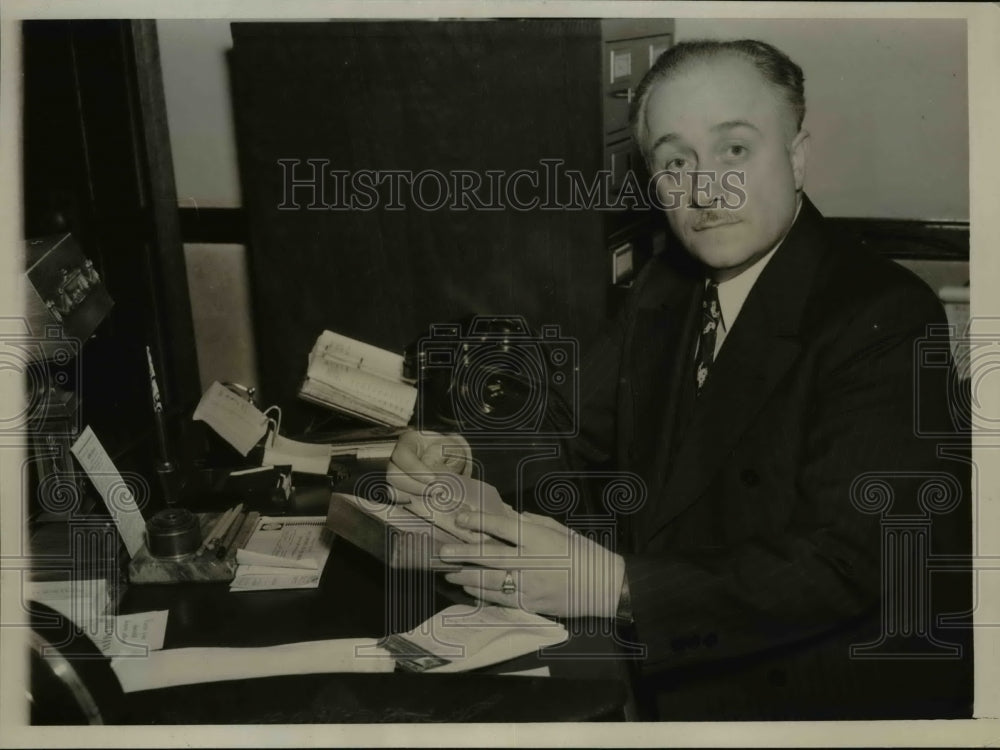 1937 Press Photo Dr. Francis A. Dulak at St. Elizabeth's Hospital, Chicago