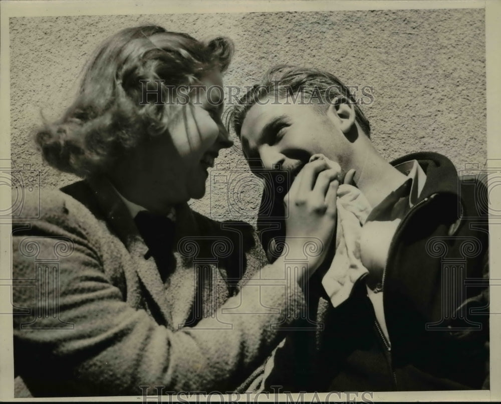 1939 Press Photo San Francisco State College Coed Wipes Rouge Off Marshall Blum