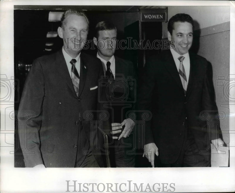Load image into Gallery viewer, 1970 Press Photo FBI Agents Leaving Extradition Hearing for Yablonski Murderers
