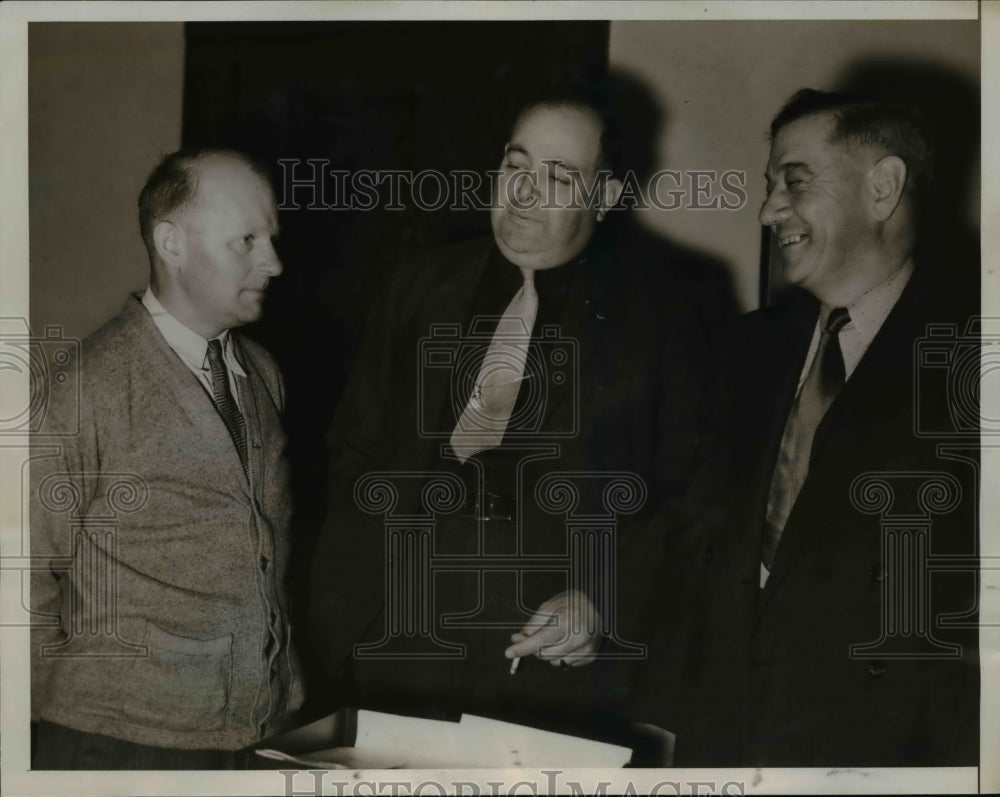 1936 Press Photo Murderer Herman Knaesche with Police & Parole Officers