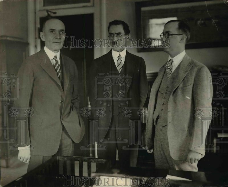 Load image into Gallery viewer, 1925 Press Photo Secretary of Agriculture William Jardine Greets Dept Directors
