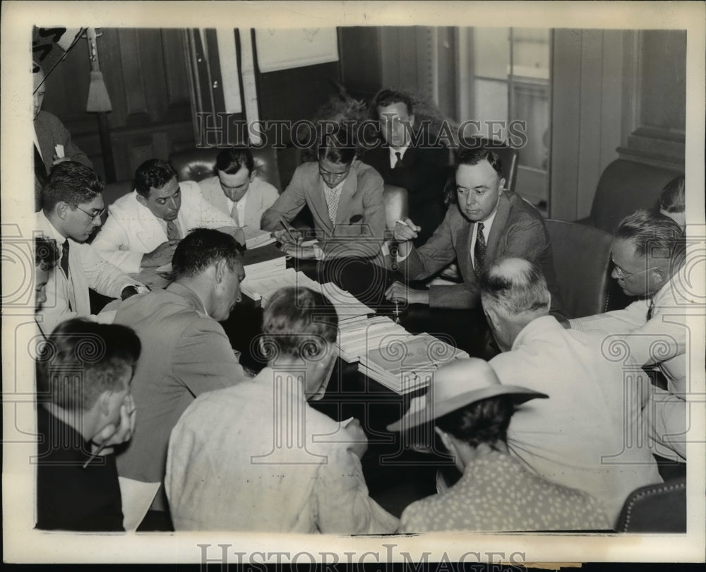 1938 Press Photo Elmer Andrews Wage Hour Admin Holds Press Conference Washington
