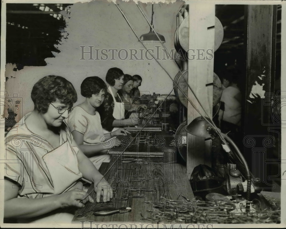 1927 Press Photo Day-Fan Electric Company Wire Bridle Assembly Line, Dayton, OH