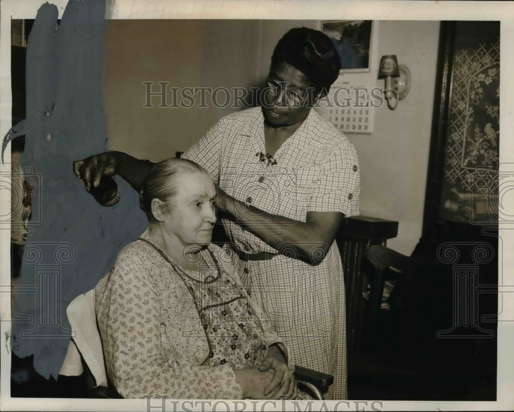 1954 Press Photo Housekeeper Service Community Chest Cares for Woman - nef45996