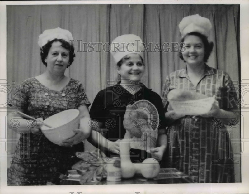 Load image into Gallery viewer, 1961 Press Photo Women of Fairview Park, Ohio - nef46002
