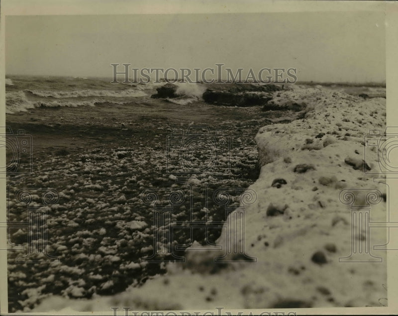 Load image into Gallery viewer, 1933 Press Photo Icy Beach - nef46006
