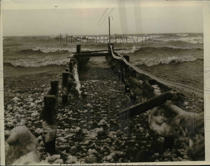 Load image into Gallery viewer, 1933 Press Photo Icy Beach - nef46007
