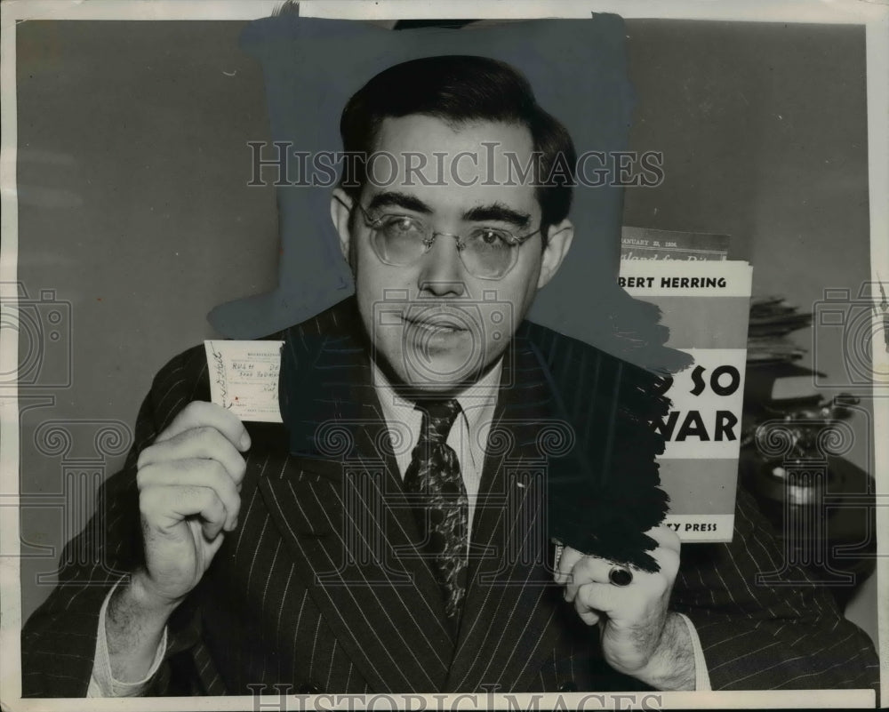 1940 Press Photo Senator Rush D. Holt w Registration Conscrip Card, Washington