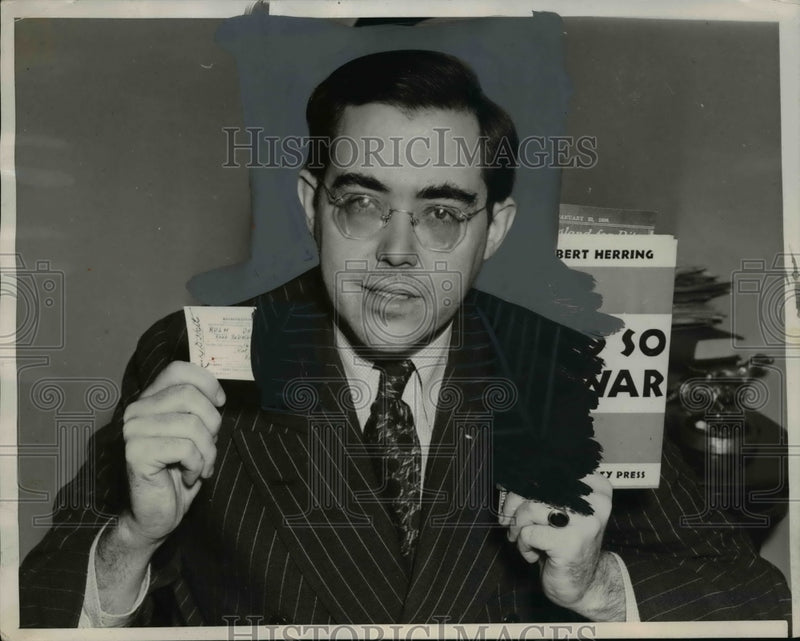 Load image into Gallery viewer, 1940 Press Photo Senator Rush D. Holt w Registration Conscrip Card, Washington
