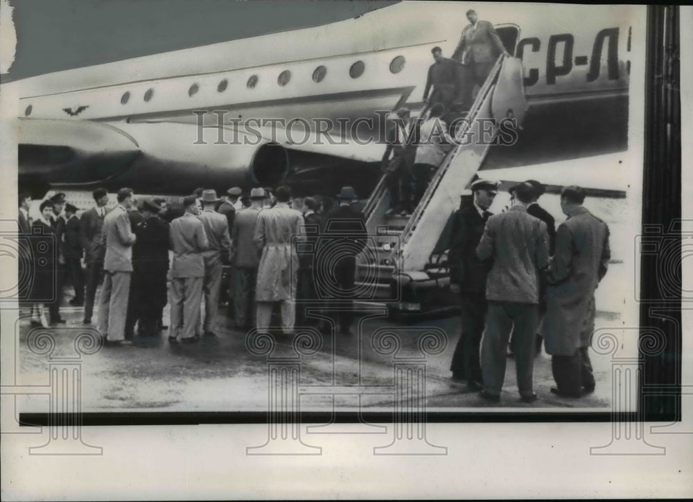 1957 Press Photo Soviet Russian United Nations Officials at London Airport