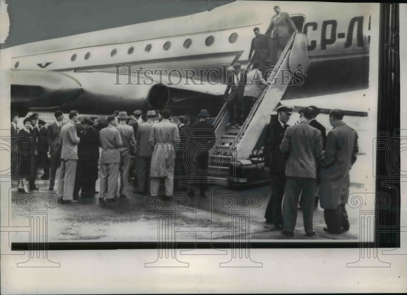 Load image into Gallery viewer, 1957 Press Photo Soviet Russian United Nations Officials at London Airport
