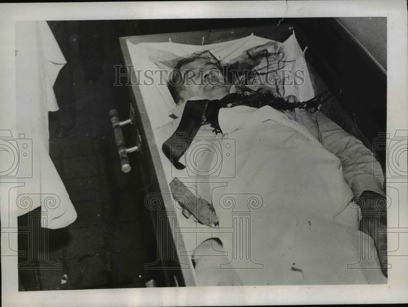 Load image into Gallery viewer, 1937 Press Photo Elizabeth City Staged Burial of Modern Twist McEvilley

