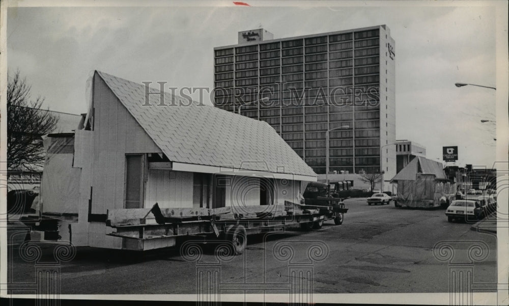 Press Photo House Transported on Trailer - nef46065
