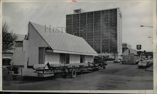 Press Photo House Transported on Trailer - nef46065