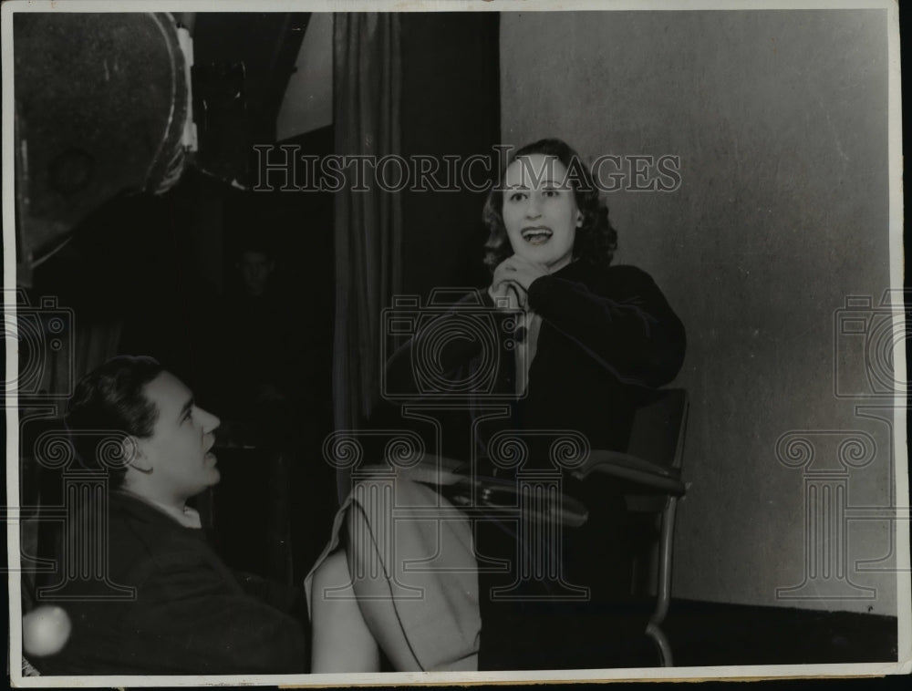 1939 Press Photo Paul Tamburella Directs Elena in Horror Expression, Italy