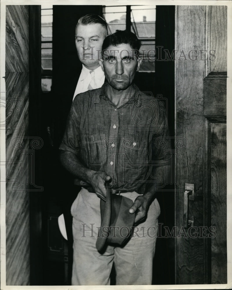 Load image into Gallery viewer, 1939 Press Photo Jess Cline, Held Children Captive in Chains - nef46100

