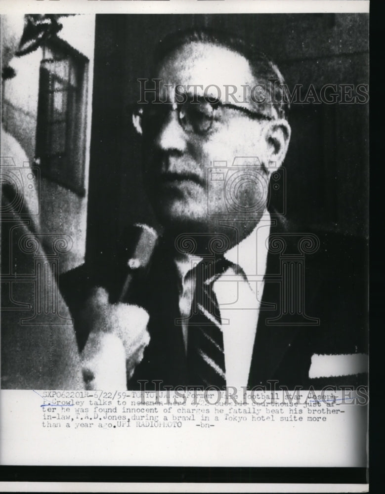 1959 Press Photo Joseph P. Crowley Interviewed at Courthouse, Tokyo, Japan