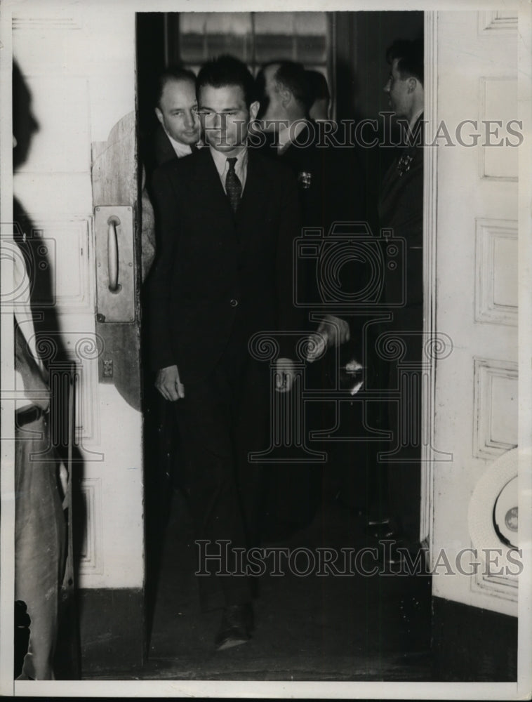 1934 Press Photo John F. Cvaniga Leaving Yorkville Court Arraignment- Historic Images