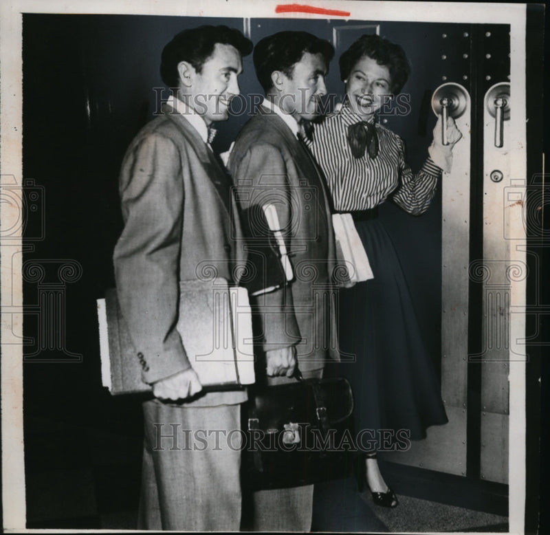 Load image into Gallery viewer, 1954 Press Photo Pilots George &amp; Charles Finn in Court, Los Angeles - nef46113
