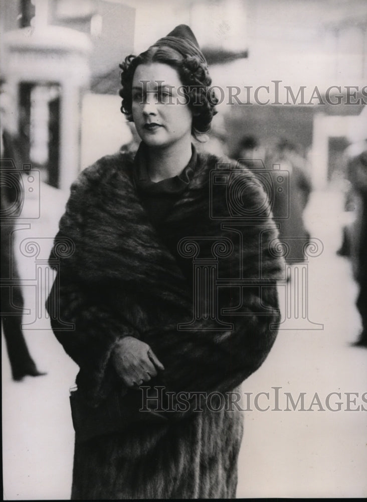 1937 Press Photo Muriel Oxford Leaving Court, Eastbourne - nef46123