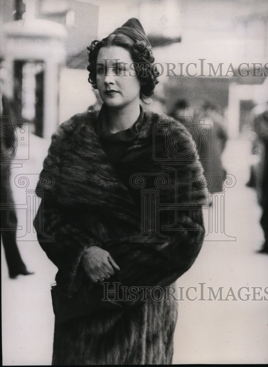 1937 Press Photo Muriel Oxford Leaving Court, Eastbourne - nef46123