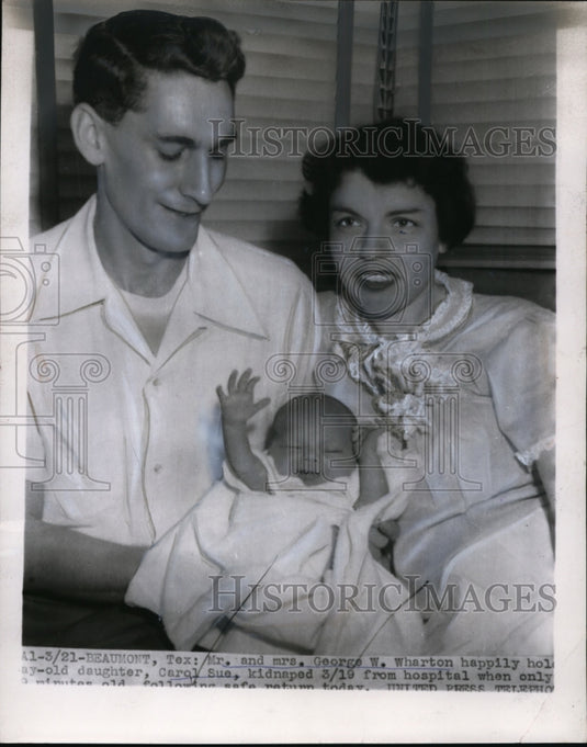 1955 Press Photo Mr. and Mrs. George Wharton happily holds kidnapped daughter