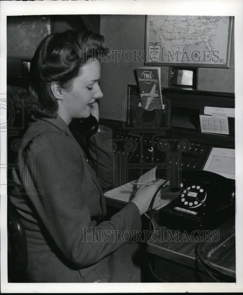 1942 Press Photo Jacqueline Kneip, TWA Telephone Sales Department clerk