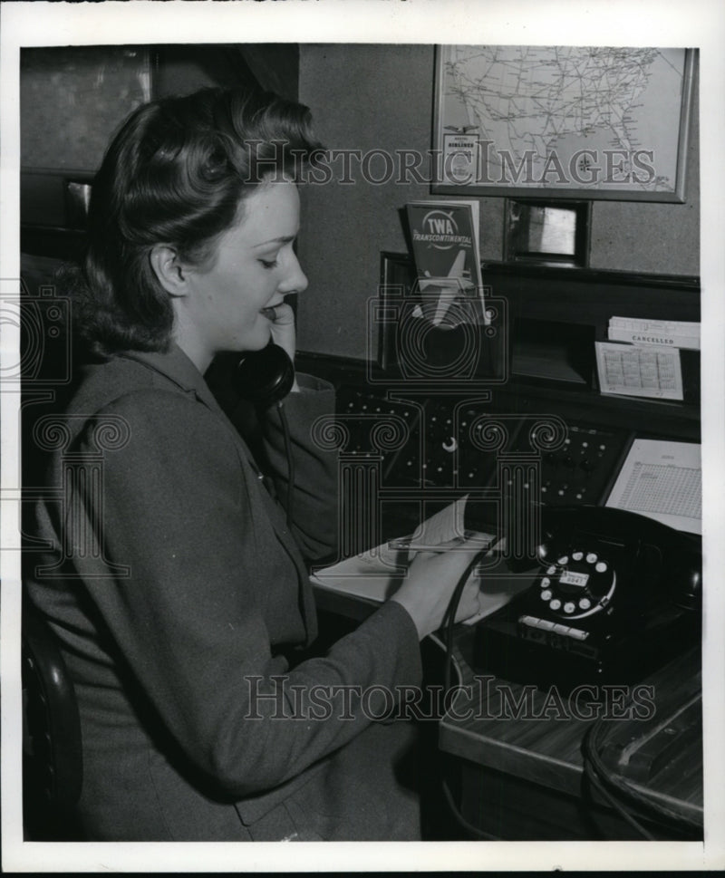 Load image into Gallery viewer, 1942 Press Photo Jacqueline Kneip, TWA Telephone Sales Department clerk
