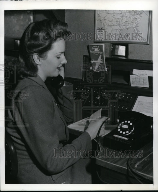 1942 Press Photo Jacqueline Kneip, TWA Telephone Sales Department clerk