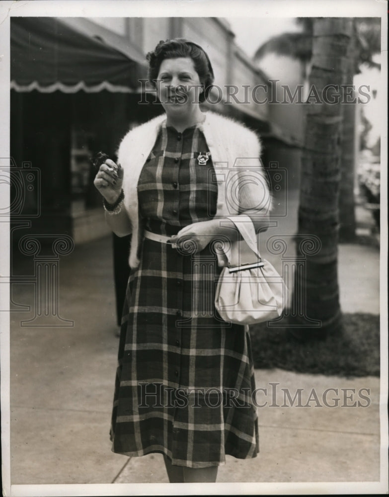 1940 Press Photo Mrs. Reed Albee shopping on N. Avenue wearing an angora sweater