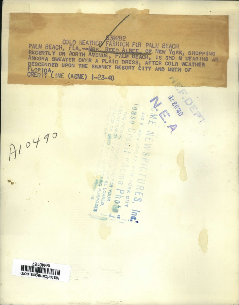 1940 Press Photo Mrs. Reed Albee shopping on N. Avenue wearing an angora sweater