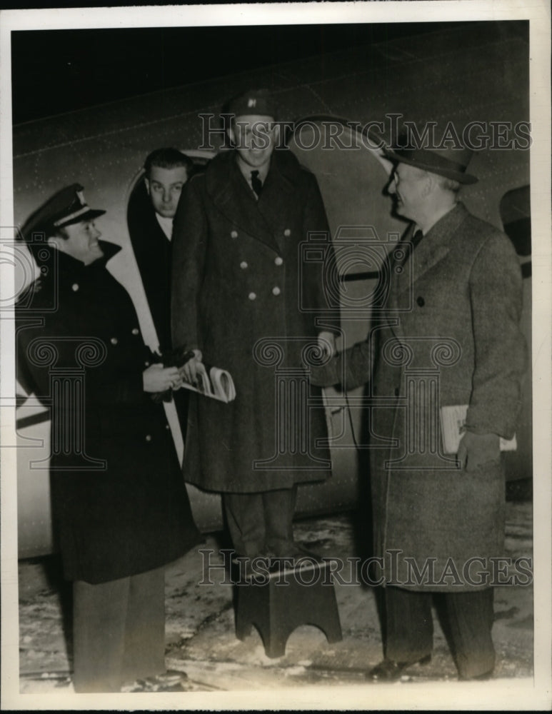 1942 Press Photo Pvt James Hughes Receives Lift in Plane by Henry Morgenthau