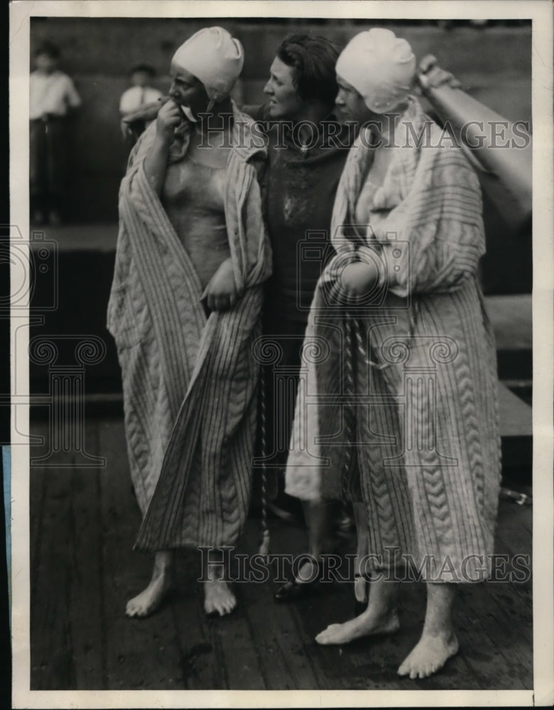 1929 Press Photo Bernice and Phyllis Zitenfield with their mother after losing