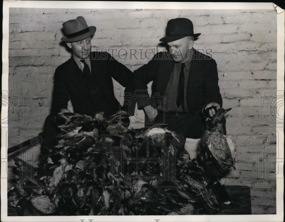 1939 Press Photo US Game Management Agents Walter Mebone & John Cox With Birds