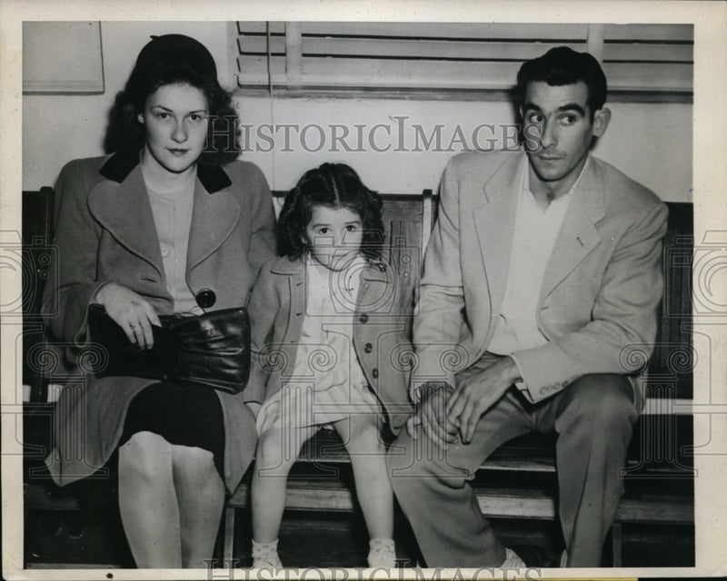 Load image into Gallery viewer, 1945 Press Photo Henry Marsh, his no. 1 family appear in court on family mixup

