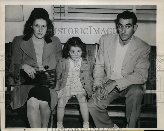 1945 Press Photo Henry Marsh, his no. 1 family appear in court on family mixup