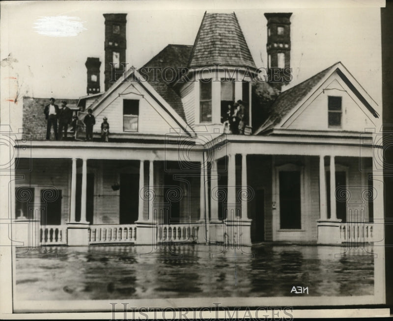 Load image into Gallery viewer, 1929 Press Photo Flood at Elba - nef46322
