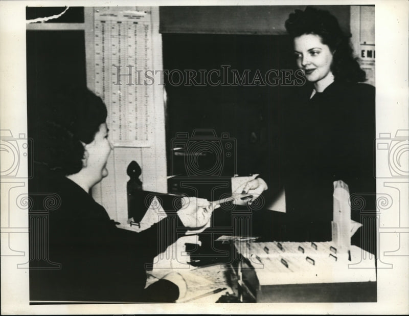 Load image into Gallery viewer, 1941 Press Photo Mrs.Eva Flaxbinder of Calif State Unemployment Compensation
