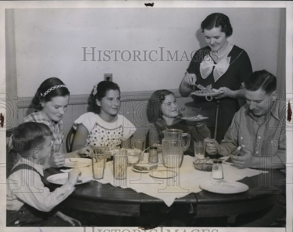 1935 Press Photo Family poisoned by arsenic in baking soda from a bulk store