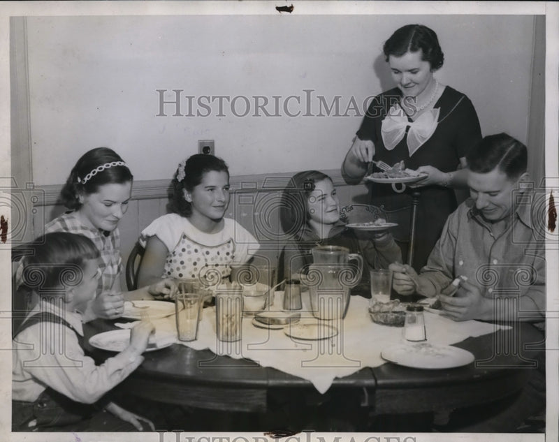 Load image into Gallery viewer, 1935 Press Photo Family poisoned by arsenic in baking soda from a bulk store

