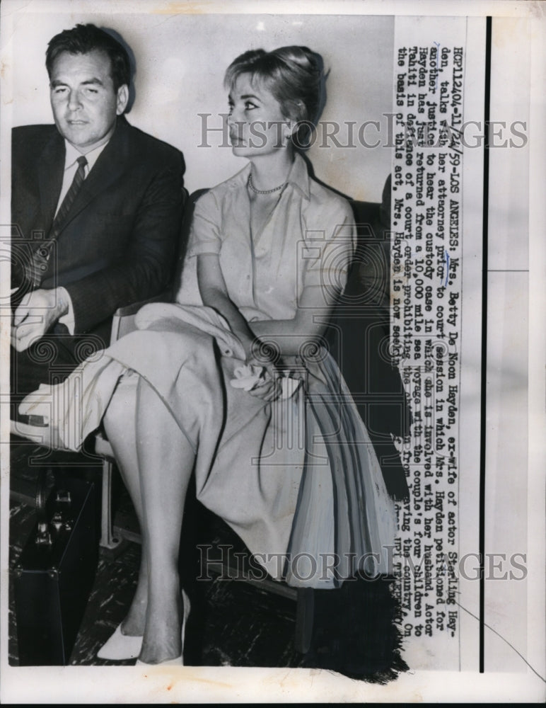 1959 Press Photo Mrs Betty Noon Hayden Ex-Wife of Sterline Hayden & Her Lawyer