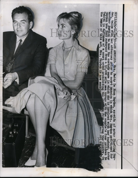 1959 Press Photo Mrs Betty Noon Hayden Ex-Wife of Sterline Hayden & Her Lawyer