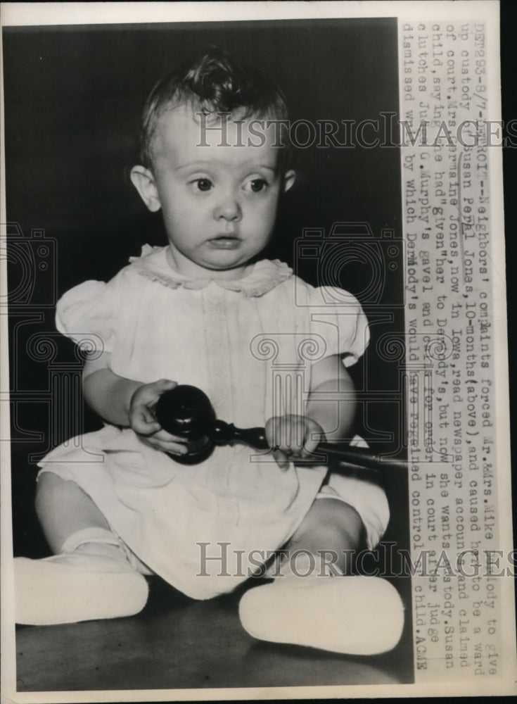 1947 Press Photo Susan Peral Jones holds a gavel during her custody Trial